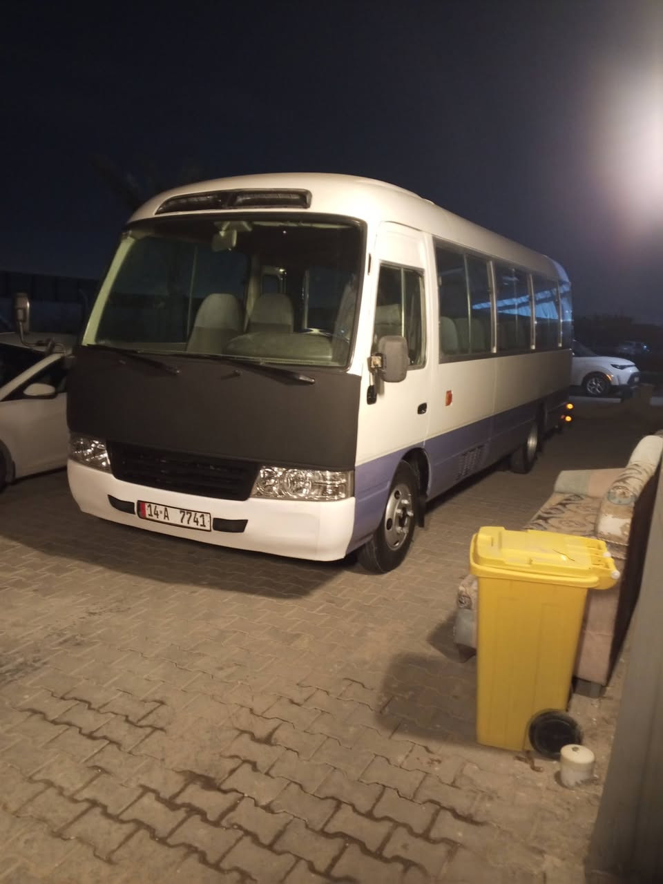 السلام عليكم
كوستر للبيع موديل 2009 
رقم بصرة انكليزي سيارة جاهزة حدادية مكينة طابوكة جديدة گير جديد اكسن بي صوت قليل تبريد خير من الله 
بيها صبغ قليل و بارد بالبچم قليل 
التواصل
*********** اثير 
*********** آسيا
