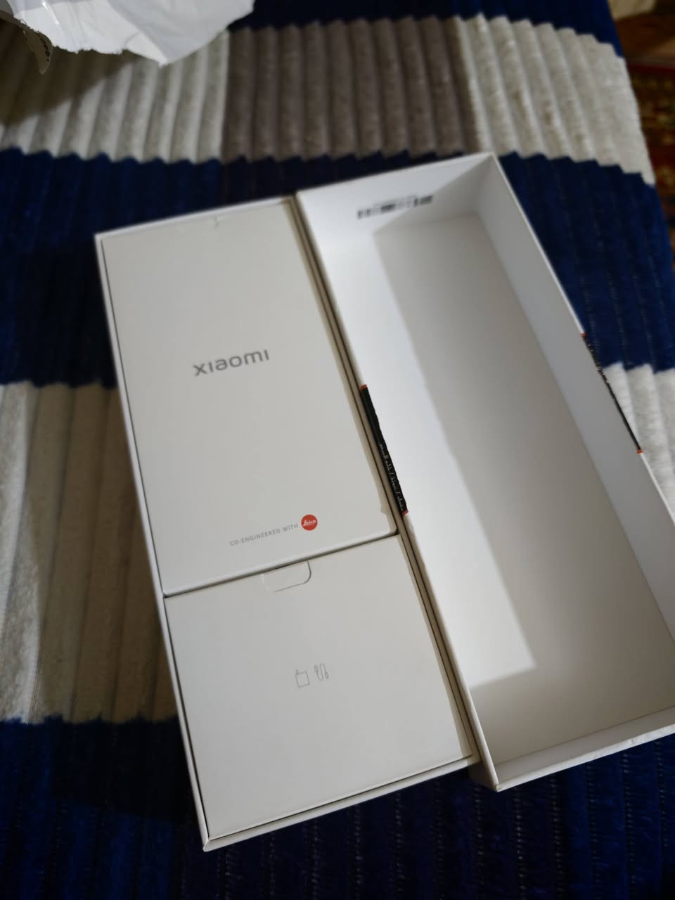 Xiaomi 17 ualtra
معالج Snapdragon 8 Elite Gen 5 القوي جدًا، مناسب للألعاب الثقيلة والتصوير والاستخدام المكثف. 
شاشة 6.9 إنش LTPO OLED بدقة عالية، تدعم 120Hz ومعدل سطوع يصل إلى 3500 شمعة، لذلك الرؤية ممتازة حتى تحت الشمس 
تصوير فيديو حتى 8K، مع دعم 4K بمعدلات إطارات عالية. �
موبيزل
🔋 بطاريةالنسخة الموجة للصين 6800mAh مع شحن سريع 100 واط سلكي و50 واط لاسلكي. 
موبيزل +1
💾 ذاكرة 16GB RAM مع 512GB تخزين سريع من نوع UFS 4.1. �
Xiaomi +1
🌊 مقاومة للماء والغبار بمعيار IP68/IP69. �
موبيزل +1
📡 يدعم Wi-Fi 7 وNFC وeSIM ومنفذ IR Blaster للتحكم بالأجهزة. �
موبيزل +1
👆 بصمة Ultrasonic داخل الشاشة، سريعة ودقيقة.
  نظافة 100%
بطارية100%
مستخدم 24 يوم فقط كامل ملحقات والوصل هم .
*********** واتساب .
ذي قار مركز .
1,500٫000

