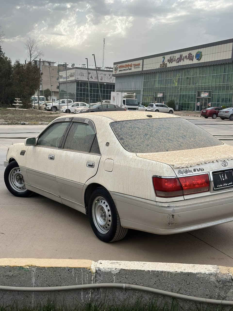 سڵاوی خواتان لێبێ  مەلیکە ٢٠٠٢ 
بڕاوەیە
دیفۆڕی بچوکە 
گێڕ و مەکینە  
بە شەرت 
سەقف بە شەرت 
یقرچێکی بچوکی پێشی هەیە لەگەل یەک 
تۆزلا لای قەپاخی بەنزینەکەی 
بەقەت دەمی پەرداخێک  
***********
36$ مەجالێکی کەم
