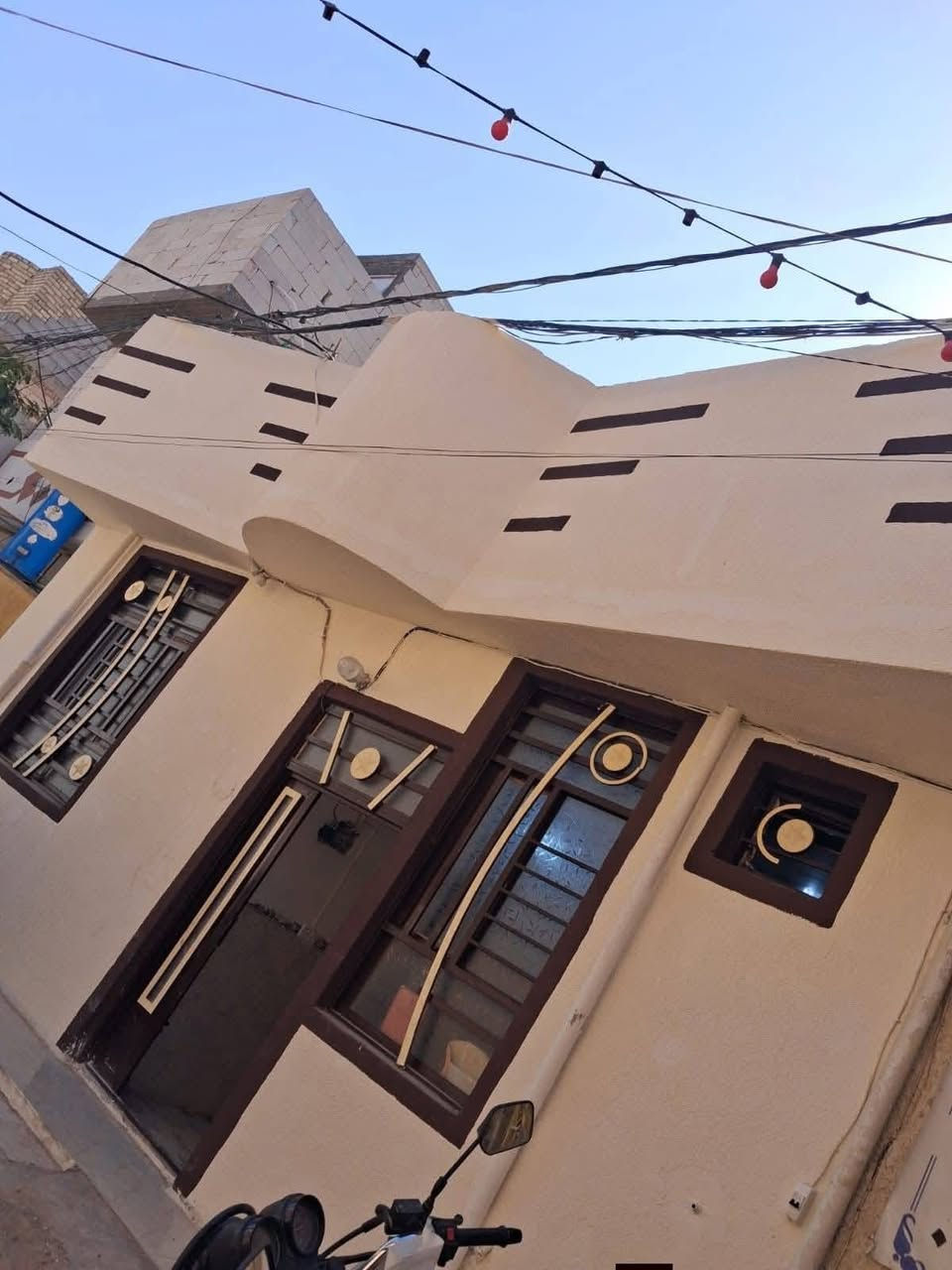 ـــــــــــ السلام عليكم دار للايجار ــــــــــ 
قرب الامام بعد كيلو ونصف نهاية شارع ابو طالب حي الزهور المساحة ٦٠م مربع يحتوي غرفة واستقبال وصالة ومطبخ وصحيات طابق ارضي للاتصال ‭ ***********
***********
