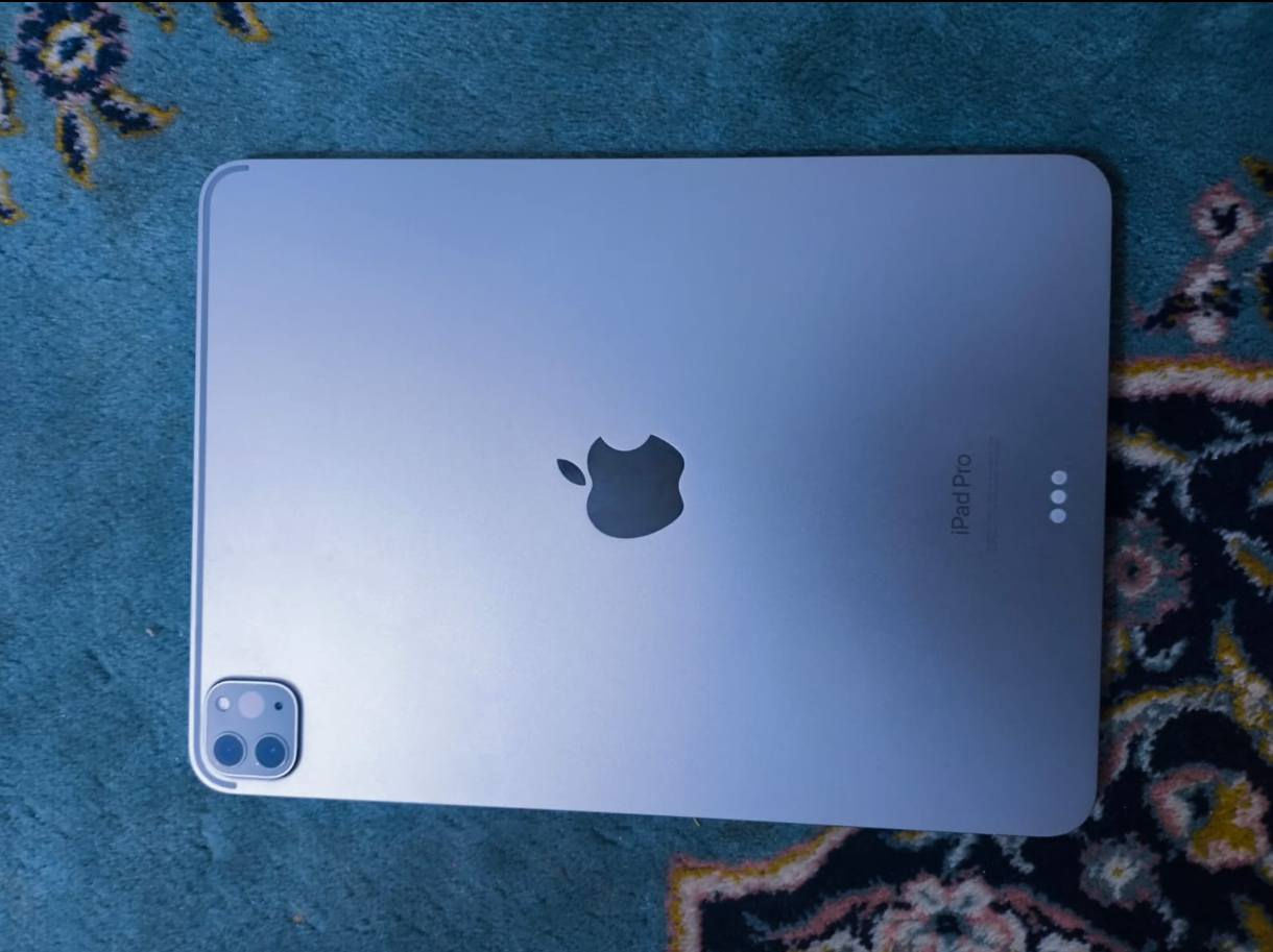 ايباد 11 برو ، M2 الجيل الرابع 
البطارية: جداً ممتازة بأستخدامي بس ممدخلهه فحص بس ممتازة بالشحن وقليلة بالهبوط ،

المساحة: 256gb
الشاشة: ممتازة نظيفة جداً فقط اثل كلش خفيف من تقفل الشاشة بمكان الگير والايم فقط ماكو ايشي ثاني ،

الاداء: تصميم وببجي رهيب بكلشي قوي ببجي 120 فريم
الملحقات: شاحنة وكارتونه الاصلي 
السعر 775,000 الف قفل 
تواصل:
***********5 بي واتساب
تلي: wjjrz
انستا: wjjrz
عنواني: البصرة - السيبة
