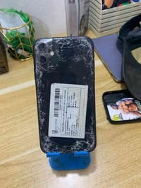 ايفون ١١ عادي  ذ ١٢٨ 🔋 ٧٤ عيبة فقط الضهر وعدسة كامرة  الضهر تكدر تعوفة...