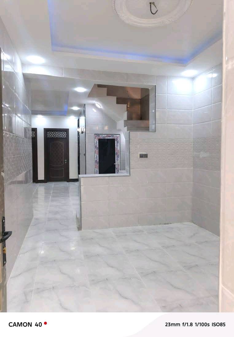 #***********يعلن مكتب النور العقار عمود262   بيت مقابل قرية الغدير شارع المطار
تفاصيل البيت 👇👇المساحه 150متر عرض شارع 17متر اناره جيهتين معا كافت الخدمات
#استقبال  
#غرف نوم عدد 2
#وصاله عدد 1
#حمامات عدد 2 #السعر 55مليون  قريب علا شارع صب 
#ملاحضة البيت بناء 2025
سند 25
#شارع عرض 17 متر
ماء+كهرباء+كيبل ضوئي مقابيل +مولده+مدارس حكوميه واهليه ومول تسوق منزلي 

جميع الخدمات متوفره
#للاتصال #***********واتساب