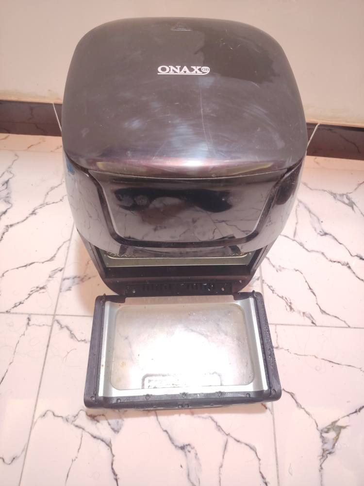 السلام عليكم 
قلايه هوائيه ما اعرف شكد حجمها بس بالاكثر ٨ لتر لان جبيره ومستعمله كلش قليل اخت الجديده السعر ٥٥ الف ماركه اونكس للتواصل *********** كربلاء, العراق
