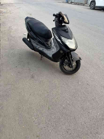 السلام عليكم للبيع سكنس فحل دراجة كلهة بلادية كفراتهة مختمة ختم واحد مكينة بيهة شلعة ومعدل اشك الكاع كهربائيات كلهة شغالة لايت زنون علي ناصي حساس الرون شغال اوكيلو متر هم اوراقهة كاملة السعر 600  العنوان بغداد البلديات الرقم ***********
