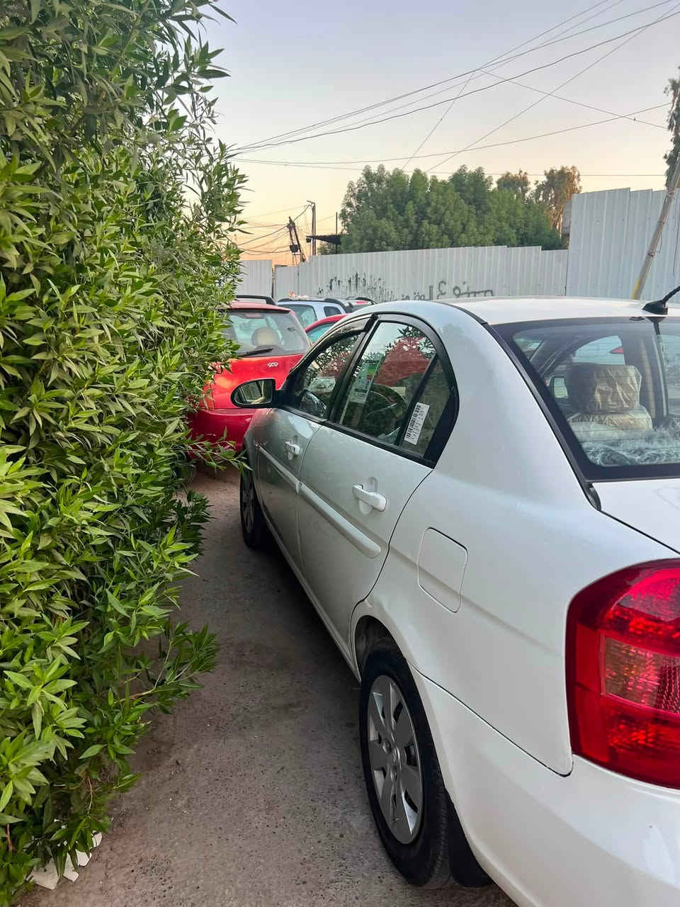 سلام عليكم سيارة اكسنت موديل 2010 خليجي سيارة بيه باب مبدل وبيه جاملغ ربع السيارة خير من الله تبريد ثلج كير ومكينه مكفولات الكهربايات كله شغاله بس بيها صبغ من يم راكب من جوه تريشه السياره شخصيه مابيها آي نقص كشنات مدوشمه داخل حلو وبيها سبير للاستفستار اتصل على رقم *********** العنوان بغداد الاعضميه
