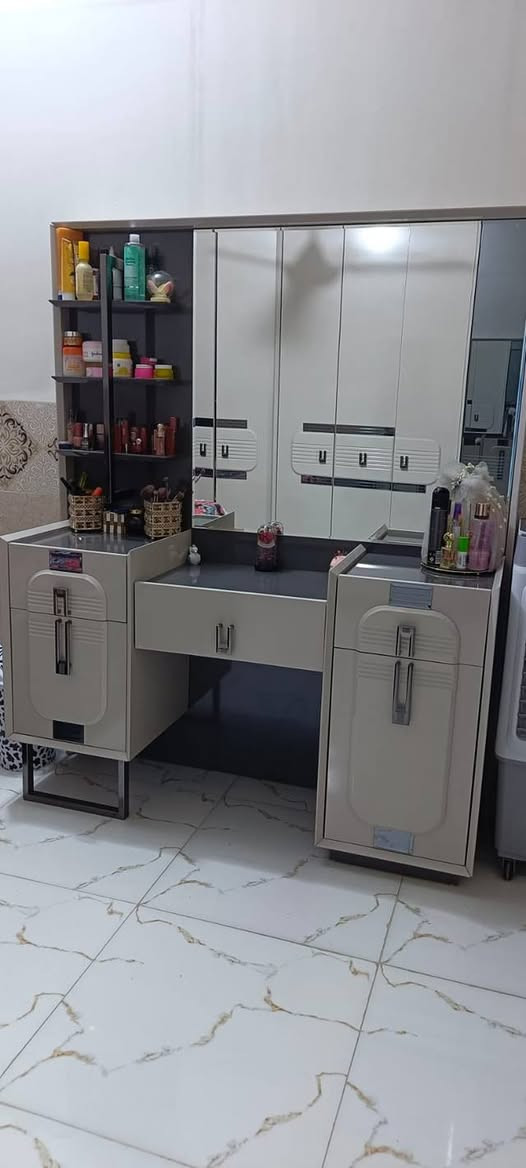 السلام عليكم غرفه تركي خشب ثقيل 9قطع مستعملة اشهر قليله والضرر بس الموجود بالصوره نضافتها مكفوله
للاستفسار ***********
