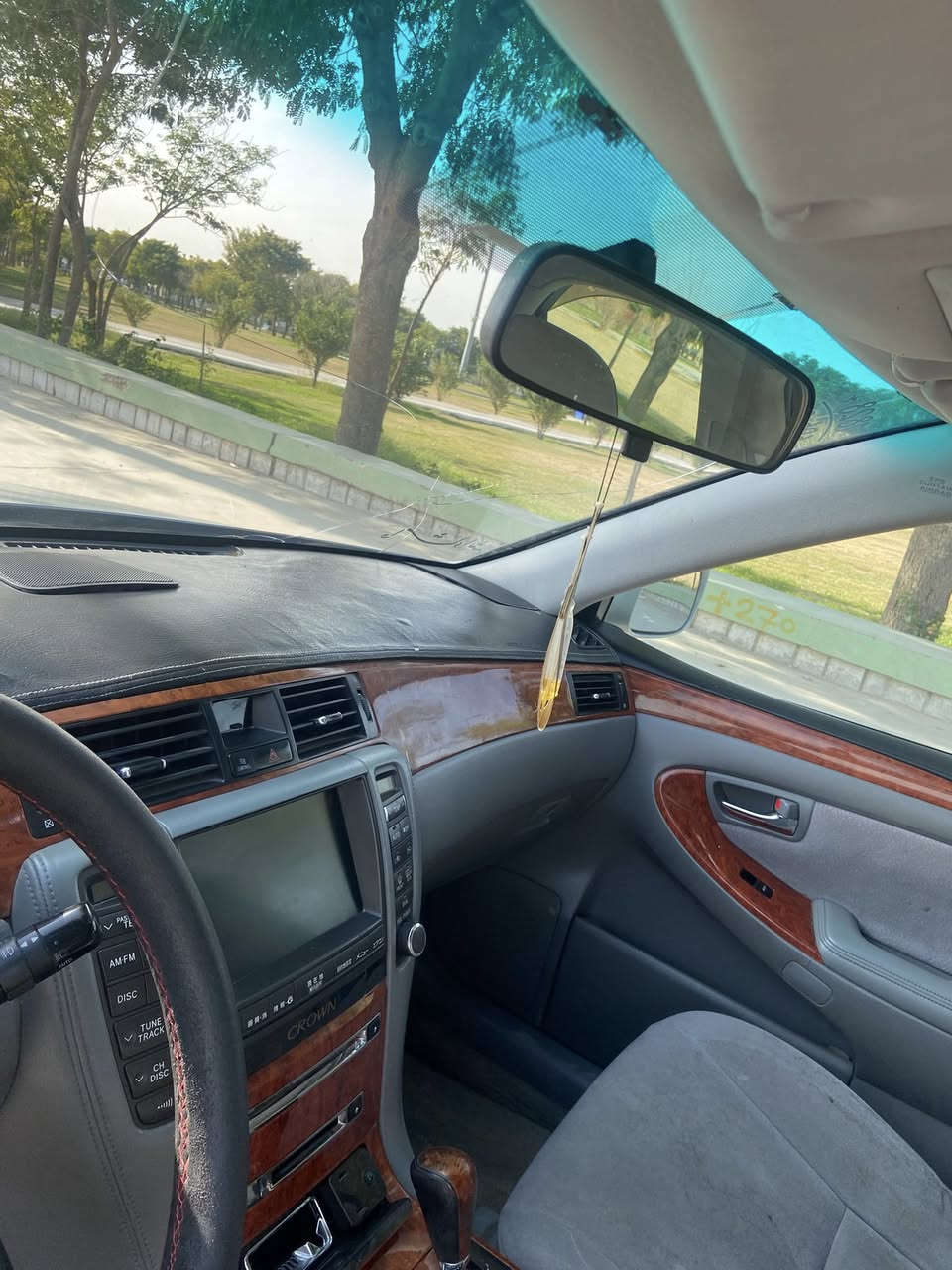 ‎شاهینە مووسس ٢٠٠٥
‎گیر گەورەو مەکینە گەورەی ١٨٢
‎٣ دوگمە پەردەیە شاشەو کامیرەیە بەسمەیە لایت ئوتو کوشن کارەبا ناوی رەساسیە دەشبولو ساجی هیج شکاوی تیا نیە زور جوان ماوەتەوە سەقفی وەک شوشە وایە
‎تەبردید سارد و گەرم مەزبوتە
‎بئ  تەقەو رەقەیە
‎دەبلو شتی تازەیە
‎ هیج مەسروفی نیە
دوکەلی هەیە
‎(لە کەلارم)
***********
