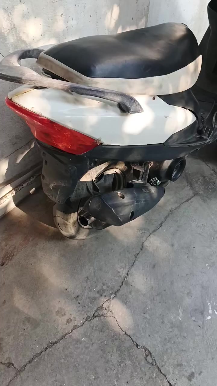 السلام عليكم دراجه ماكس عدله للبيع
 المكينه مكفوله فقط مبدل ولفات
 والدراجه خير من الله
 السعر 350 وبيها مجال 
للاستفسار ***********
 المكان/ بغداد"الكرخ "
