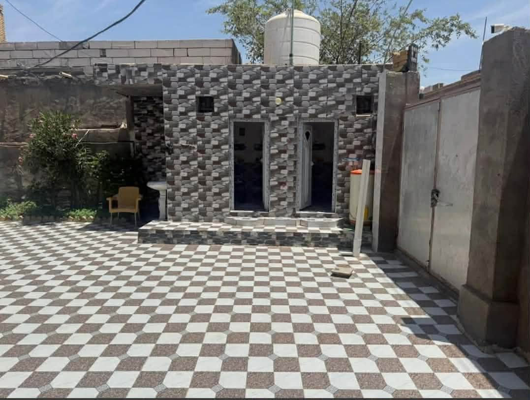بيت زراعي للبيع مساحه 500 متر لبيت يحتوي ع ثلاث غرف وصالتين+ ديوانيه  وصحيات داخليه وخارجيه بل أضافه إلى قعطه بيه بستان وحديقه جبيره لبيت ثاني بيت عن شارع العام طريق سوق الشيوخ فضليه  لبيت كلش جبير سعر خاص***********
