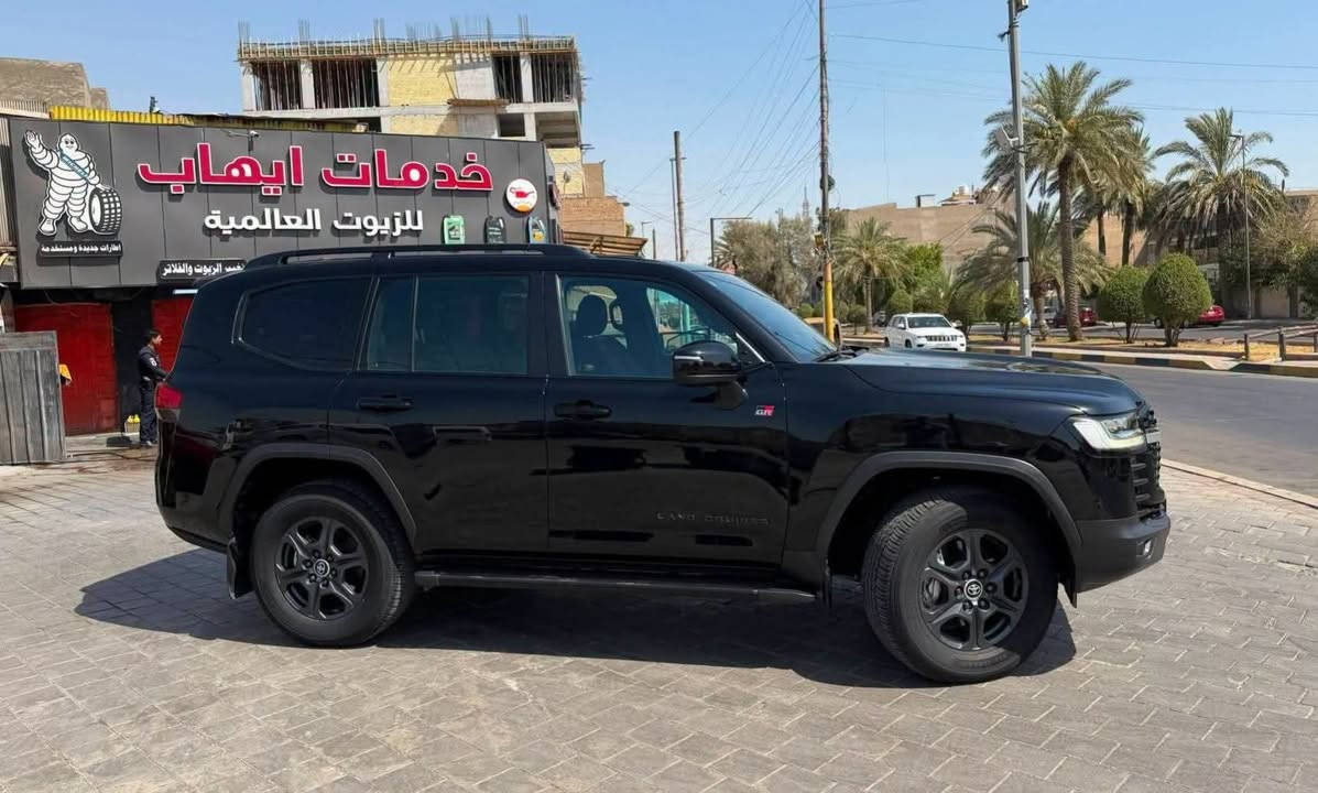 #اخت_الزيروووووو 🔥🔥
لاندكروز 2023 خليجي ( أعلى فئة باللاندكروز ) GR
* ﻿﻿ماشية 30 الف حقيقي  
* ﻿﻿ضمان شركة ساز (SAS) + مغلفة حماية كاملة PPF أصلي 
 مكفولة كفالة عامه من الصبغ والتبديل والحادث وكلشي 
فووول المواصفات السياره   1/1
• محرك 6 سلندر توين تيربو،
جير 10 سرعات.
• دبل (ثقيل/ خفيف)،
دفلوك أمامي وخلفي،
نظام الزحف،
• رادار أمامي،
الحفاظ على المسار،
كاميرات 360.
• شاشة كبيرة،
تبريد وتدفئة مقاعد،
ثلاجة، شحن لاسلكي، فتحة سقف.
كامل لمسات وجنوط GR Sport الأصلية.

مكان السياره بغداد 
للاستفسار ***********
