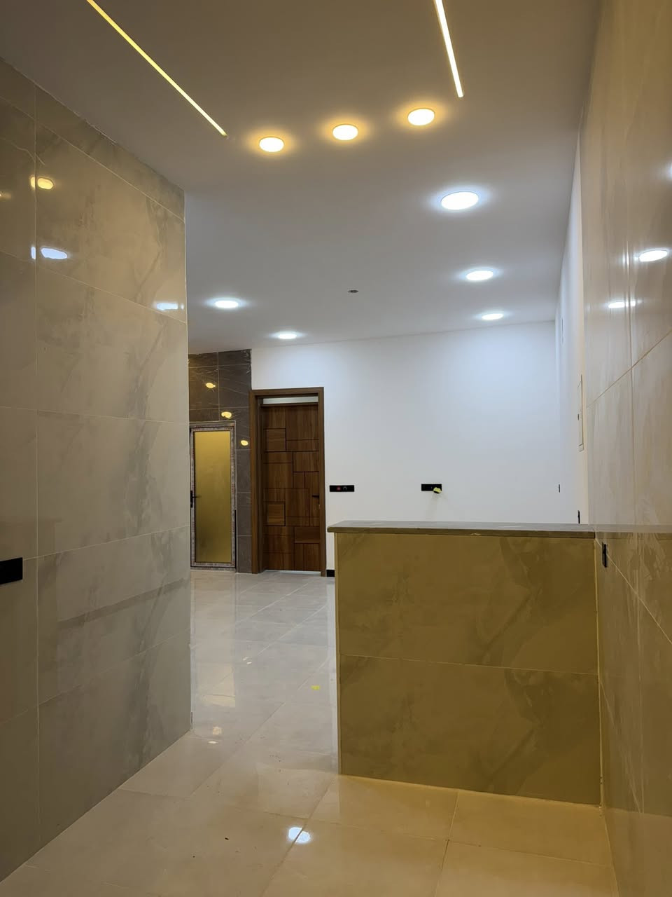 ✨ بيت عائلي نادر
🏡 تصميم أنيق وجاهز للسكن فوراً

📐 المساحة: 100 م²

📏 واجهة مميّزة: 6.25 م × نزال 16 م

🏠 طابقين + بيتونة كبيرة

✅ تشطيب كامل – ما يحتاج شي

📍 الموقع: الدورة / البوعيثة / مجمع الأمل

طابو زراعي 25

📩 للجادين فقط – راسلنا خاص او الاتصال على رقم. ***********
