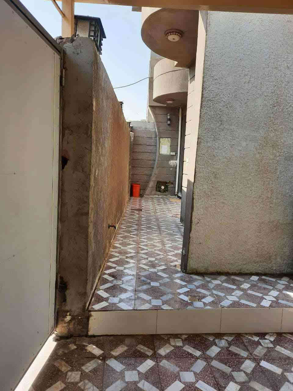 يالله اللهم صل على محمد وال محمد 
بيت بناء حديث طابو زراعي  مداور بالطابو مساحه الكلية 240 متر
مساحة البناء 140م 
طابقين 4 نوم
مجاري كامله
موقعه كربلاء طويريج الحولي قرب معرض أمير زايد 
يبعد. عن شارع العام ١٠٠ متر
سعره 150 مع المجال
للاستفسار اكثر الاتصال 
***********
***********
