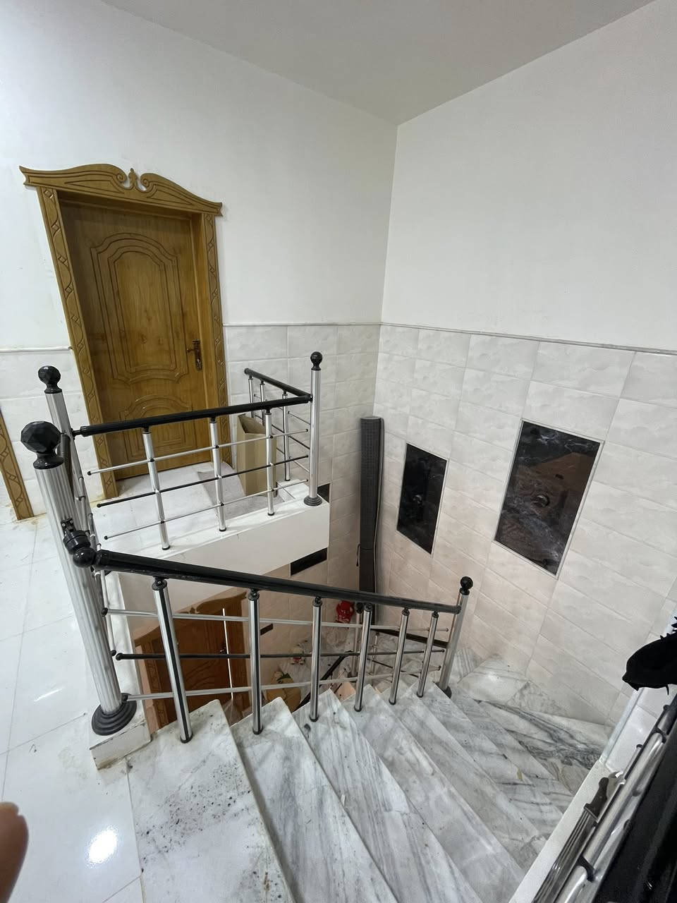 سلام عليكم بيت البيع   او مروس ابيت بلمعملجي  مساحه 100 طبقين بناء جديد عنون البيت قرب فندق البارون  ***********البيت يبع مع الثاث واكو اثاث ما مصوري مشتري جديد لان هي الصور اول ما كعدنه بي
