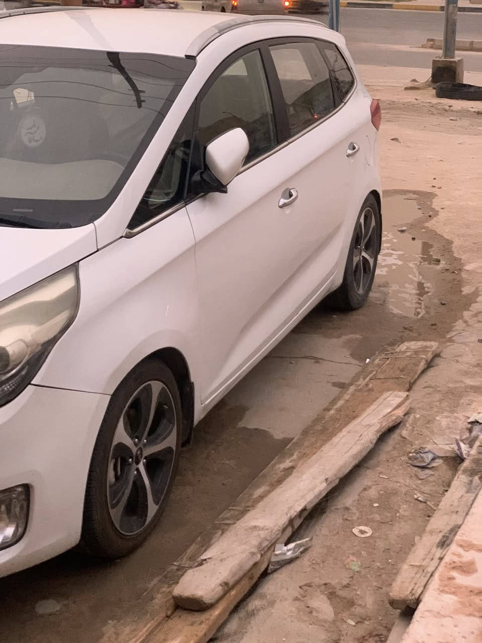 سيارة كارنز 2014 خليجي مكفوله فقط تكحيل في البنيد على وضع الشركة استلام الشركة العامه للسيارات مري شفط واشارة بلمري و كشاف لايت  تحكم أستيرن و7راكب فقط التبريد مو قوي الرقم بابل السيارة بأسمي 
السعر 140 وبيها مجال 
 078059 53994
