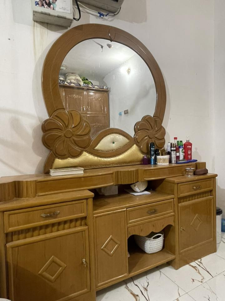 غرفة نوم تسگام نجف درجة اولى 
سعرها ١,٢٥٠ وبيها مجال قليل 
للتواصل واتساب ***********
