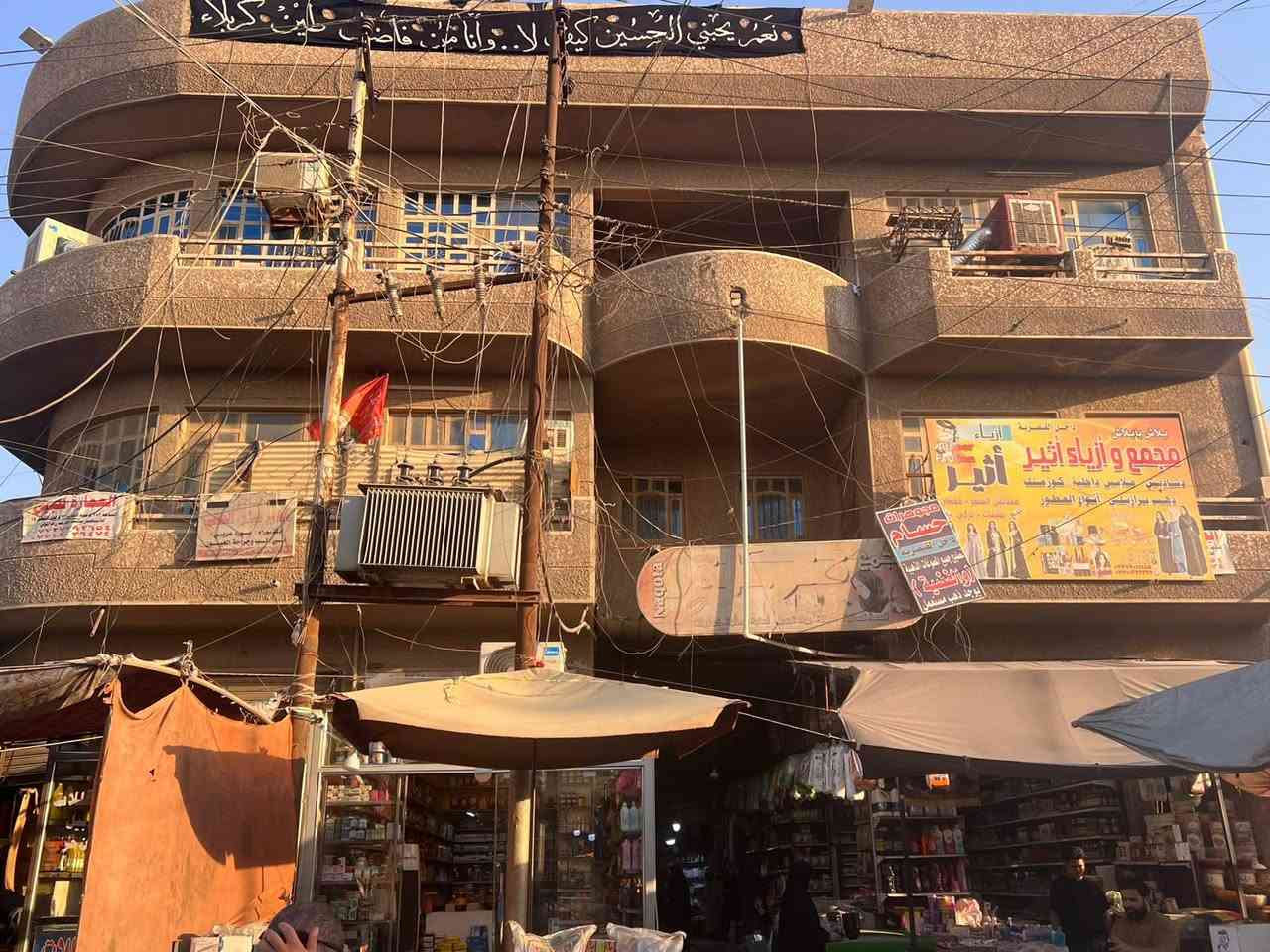 بناية تجارية للبيع /
البناية ركن موقع متميز في وسط سوق الأمين الثانية
المساحة الكلية 382 م 
الواجهة 16م والنزال 24م 
تتكون من 3 طوابق ..
الطابق الأول يحتوي على 22 محل وقيصرية على شكل حرف L على شارعين 
والطابق الأول والثاني يحتويان على 14 شقة في كل طابق 7 شقق 
السعر المعروض 1/800000000مليار و800 مليون دينار عراقي
للاستفسار أكثر الأتصال بالرقم *********** 
والرقم ***********
