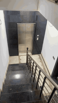 بنايه اربعه طوابق مؤثث خلف المول المنصور. محل زائدا ثلاث شقق تحتوي على  مصعد  البنايه  ركن مساحه 120م للايجار 
للاستفسار ***********
