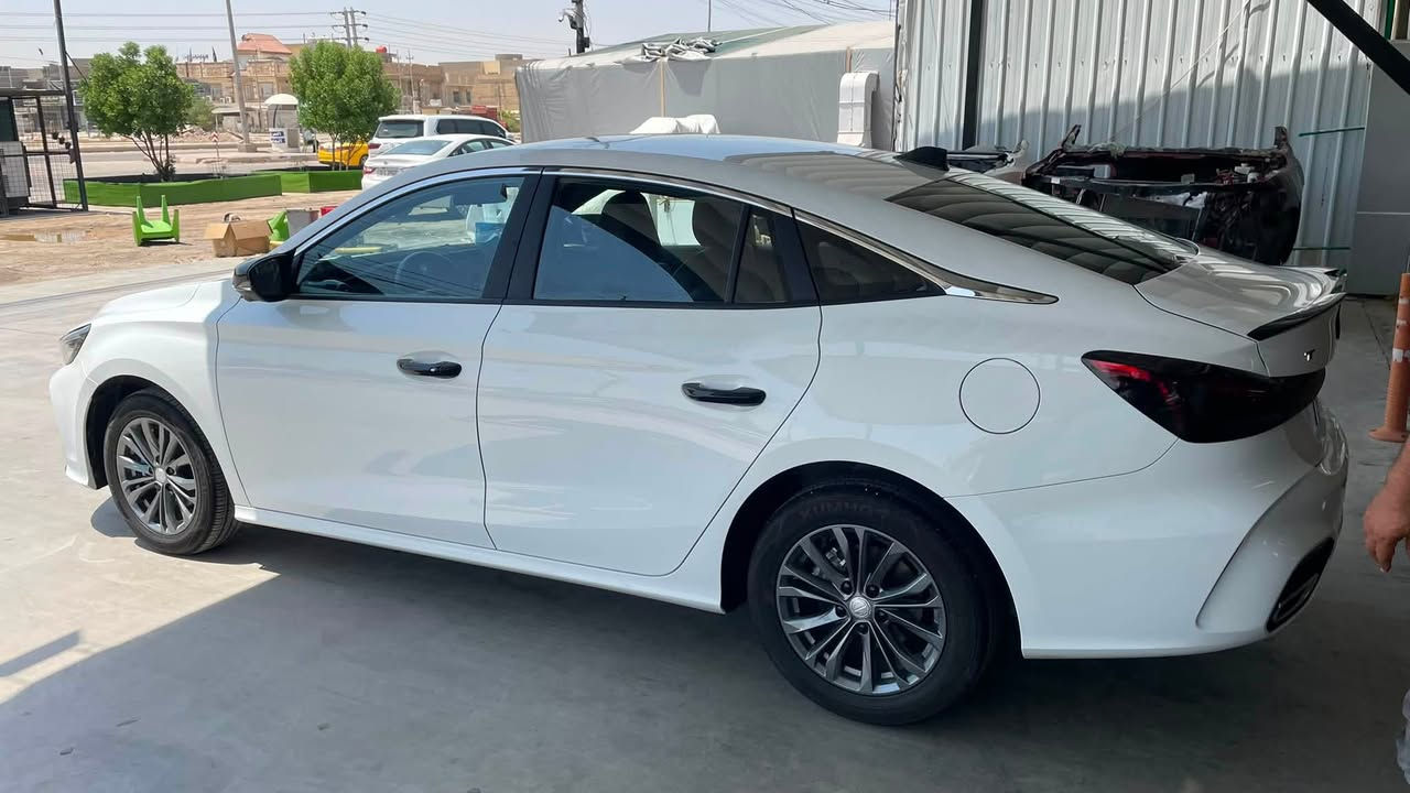 السلام عليكم 
MG GT 2025 
السيارة فول مواصفات 
محرك السيارة 4 سلندر  1500 تنفس طبيعي 
بانوراما
شاشة فول تحكم 
5 كاميرات 360 درجة
حساس خلفي 
مرايات كهربائية 
دخول ذكي 
تشغيل بصمة
تثبيت سرعة 
إضاءة LED أمامية وخلفية
كشنات جلد 
الخ…
السيارة ماشية 22 الف كيلو 
السيارة بيها طخة بسيطة (شبر بارد جاملخ خلفي جهة يمنى)
هزة جديدة 
السيارة باسمي تحويل مباشر 
السعر؛ 120$ وبيها مجال بسيط 
للتواصل :***********
