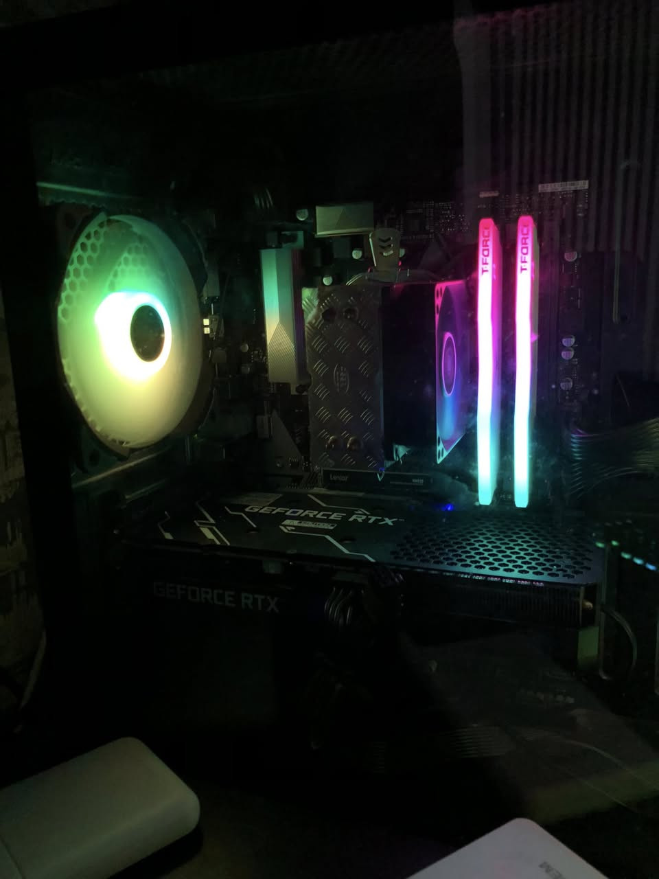 💻 كمبيوتر ألعاب / تصميم للبيع – أداء قوي
للبيع جهاز كمبيوتر بمواصفات ممتازة يشغل أحدث الألعاب والبرامج بسلاسة:

🔹 المعالج: AMD Ryzen 5 5500
🔹 كرت الشاشة: RTX 3060 Ti
🔹 الرام: 16GB (8×2) T-Force بسرعة 3200MHz CL16

🔹 التخزين:
 • SSD نوع M.2 سعة 1TB
 • HDD سعة 1TB

🔹 اللوحة الأم: ASUS Prime B450 Plus
🔹 مزود الطاقة: Thermalright 600W
🔹 الكيس: Xigmatek بتبريد ممتاز وشكل أنيق

✅ مناسب للألعاب القوية والتصميم والمونتاج
✅ أداء سريع ومستقر

📍 الموقع: حي الخضراء
💰 السعر: 950 (قابل للتفاوض البسيط)
📩 للتواصل خاص

لو تبغى نسخة أقصر للإعلانات السريعة، أجهزها لك.


**إذا كنت صاحب هذا الإعلان وتريد حذفه لأي سبب، رجاءا أرسل رسالة إلى الدعم الفني**