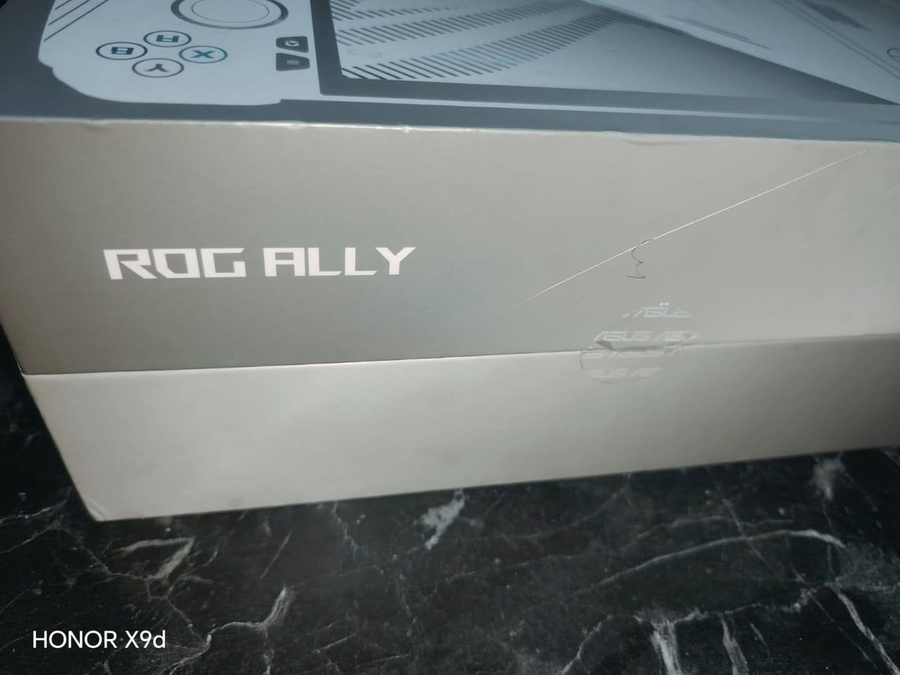 للبيع جهاز
ASUS ROG Ally Z1 Extreme
الحالة: شبه جديد، استخدام خفيف جدًا، نظيف 100%
المواصفات:
المعالج: AMD Ryzen Z1 Extreme
الرام: 16GB
الخزن: 512GB SSD
الشاشة: 7 إنج 120Hz FHD
الجهاز شغال ممتاز بدون أي مشاكل، ويا الشاحن الأصلي والكارتون بالإضافة الى هب 4 جوستك 
السعر: ( 750,000 د.ع قابل للتفاوض البسيط)
المكان: بغداد
للتواصل: خاص / واتساب ***********
