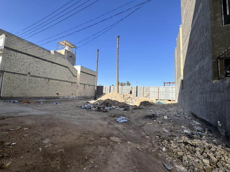 .
السلام عليكم 

قطعه في الروضتين للبيع 

٤٠٠ متر 

الواجه ٢٢ متر 

تباع نصفها او كامله 

للاستفسار ***********

تبعد اقل الكيلو عن الامام
