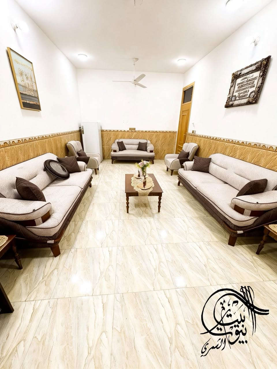 ⸻

🏡 للبيع بيت طابق واحد – بناء جديد
📐 المساحة: 200 متر ركن 

✨ المواصفات:
🚗 كراج سيارة + 🌳 حديقة
🛋️ استقبال مريح
🍽️ مطبخ
🚪 كليدور
🛏️ غرفتين نوم
🌤️ مناور عدد 2
🚿 مجمع صحيات داخلي + خارجي

🔌 الخدمات متوفرة بالكامل:
ماء 💧 | كهرباء ⚡ | مجاري 🚰 | تبليط ✔️

📍 الموقع: خلف مول أهل الخير (سابقاً) – نادر
📄 النوع: طابو زراعي

📞 للمعلومات:
مكتب الشمري – مقابل سكلة صدام مباشرة
📱 علي عذاب: ***********
