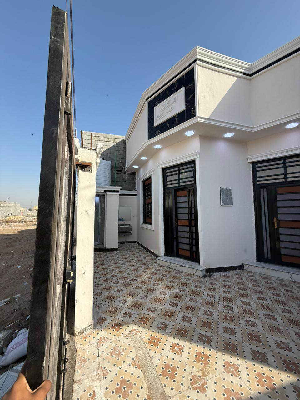 #اسعد_الله_أوقاتكم_بكل_خير👋⁉️

دار سكن للبيع ⛪️ بسعر بلاااش 

#المساحه :: 200 متر  بناء حديث بعده بل جيس

#يحتوي البيت على غرفتين نوم 
و ديوان 
و صاله 
و مطبخ 
و صحيات داخلي و خارجي و كراج سياره 
بيت كلش مرتب 

كافه الخدمات متوفره 

#جنس_العقار :: طابو صرف زراعي بأسم عراقي سند ٢٥ راعي لارض ساكن نفس المنطقه 

#العنوان ابو الخصيب  شارع ابو كوصره 
يبعد عن شارع ابو كوصره 50 او اقل 

#السعر 115مليون و بي مجال 
#للاستفسار الاتصال على الهاتف *********** البصرة, العراق
