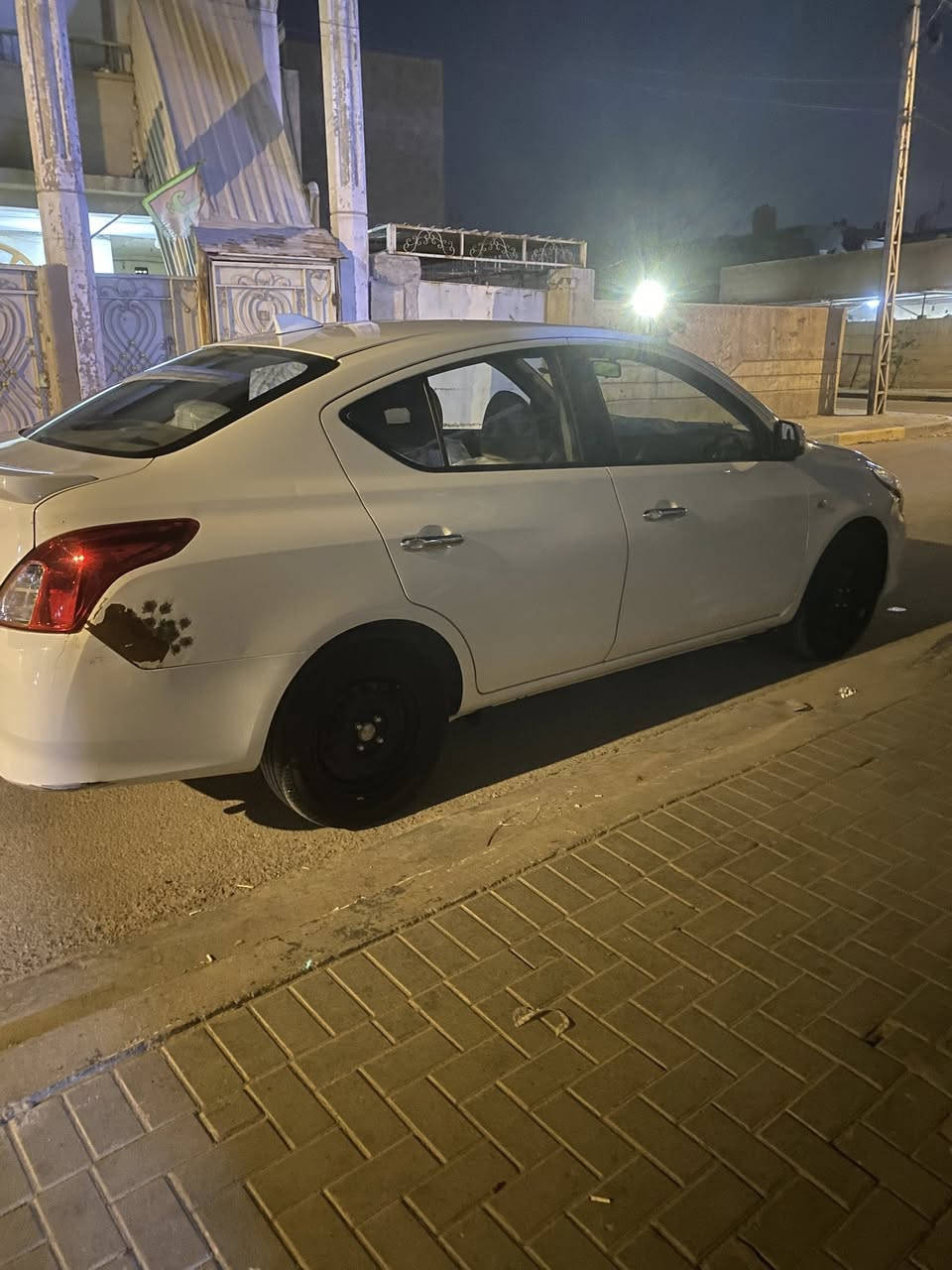 سلام عليكم نيسان سني. هندي ام البليته الزركه موديل 2024 سيارا ماشيه 23الف. استلتمها زيرو استخدام شخصي. سياره كفاله عامه ماعدا البارد موضح بصوره دحجة دراجه قليله بدون صبغ او تصليح. سياره جديده حيل. كفاله من كلشي.  رقم شمالي تريد تحويل تريد وكاله. سعر 125. مجالها كلش قليل اخوان. هاتف ☎️ *********** البصره الزبير. حي الحسين
