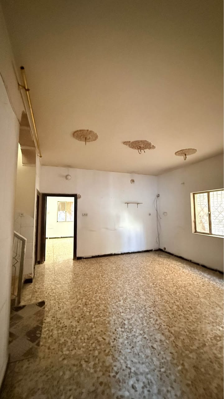 🏠 بــيــت لــلإيــجــار فــي قــلــب بــابــل ✨
الــبــيــت جــاهــز ومــيــحــتــاج أي نــقــص (نــظــيــف جــداً) 👍

📍 الــمــوقــع الــمــمــيــز:
 بــابــل الــمــركــز - حــي الــجــمــعــيــة 🏙️
 بــظــهــر الــبــيــت شــارع 60 الــتــجــاري 🛣️
 (مــوقــع قــريــب عــلـى كـل الــخــدمــات)

📐 تــفــاصــيــل الــبــيــت (طــابــقــيــن):
 الــطــابــق الأرصــي:
 🛏️ غــرفــتــيــن مــنــام
 🛋️ هــول واســع لــكــعــدة الــعــائــلــة
 🍳 مــطــبــخ نــظــيــف
 🚾 مــجــمــع صــحــيــات
 🚘 كــراج لــلــســيــارة

 الــطــابــق الأول:
 🛏️ غــرفــة مــنــام
 🚾 مــجــمــع صــحــيــات

💰 ســعــر الإيــجــار:
 650 ألــف ديــنــار فــقــط 💵

📞 لــلاســتــفــســار والــتــفــاصــيــل يــرجــى الــمــراســلــة عــلــى الــخــاص أو الأتــصــال عــبـر الأرقـــام الـــتــالــيـة: [***********-***********] 📩 حلة, بابل

