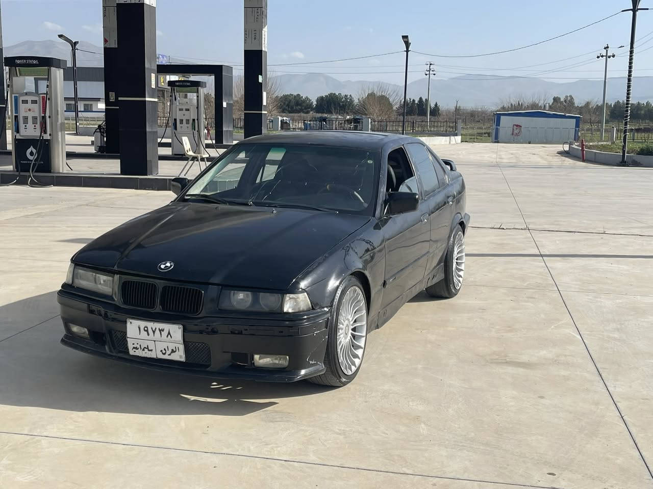 لەسەر ئیزمی ئەدمین
E36 325 بیلاد 
٤ جام كارەبا 
تایەو ویل ئەڵپینا ٢ سایز 
مۆدێل ١٩٩١ 
ڕەقەم سلێمانی تەحویلوو غرامەو بەناو كردن بەشەرت 
گێڕوو مەكینە بەشەرت 
كامل كارەبای مەزبوت 
سەیارەیەكی خۆشوو بێكێشەیە 
 سعری ٣٤ مەجالێكی كەم 
كۆڕینەوەش ئەكەم لەسەر دڵ گرت  
***********
