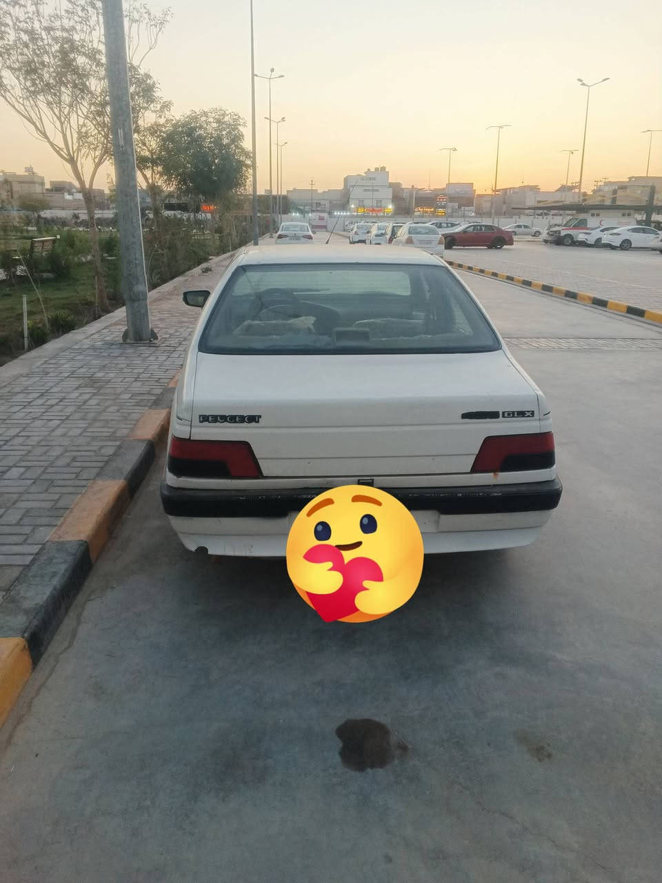 السلام عليكم سيارة بيجو 405 للبيع موديل 2009السيارة جاهزه بيه فقط البنيد طاير عالقماره السعر ب30ورقه وبيه مجال رقم المبايل ***********
