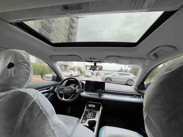 سەیارەکە پاکە زۆر کەم رۆشتوە بە سفری شەریکە ( ٥ ساڵ زەمانی گێر و مەکینە و ٣ ساڵ زەمانی کارەبایی شەریکەی هەیە ) تەنها ٣ هەزار رۆشتوە فوول مواسەفاتە  
*********** السليمانية
