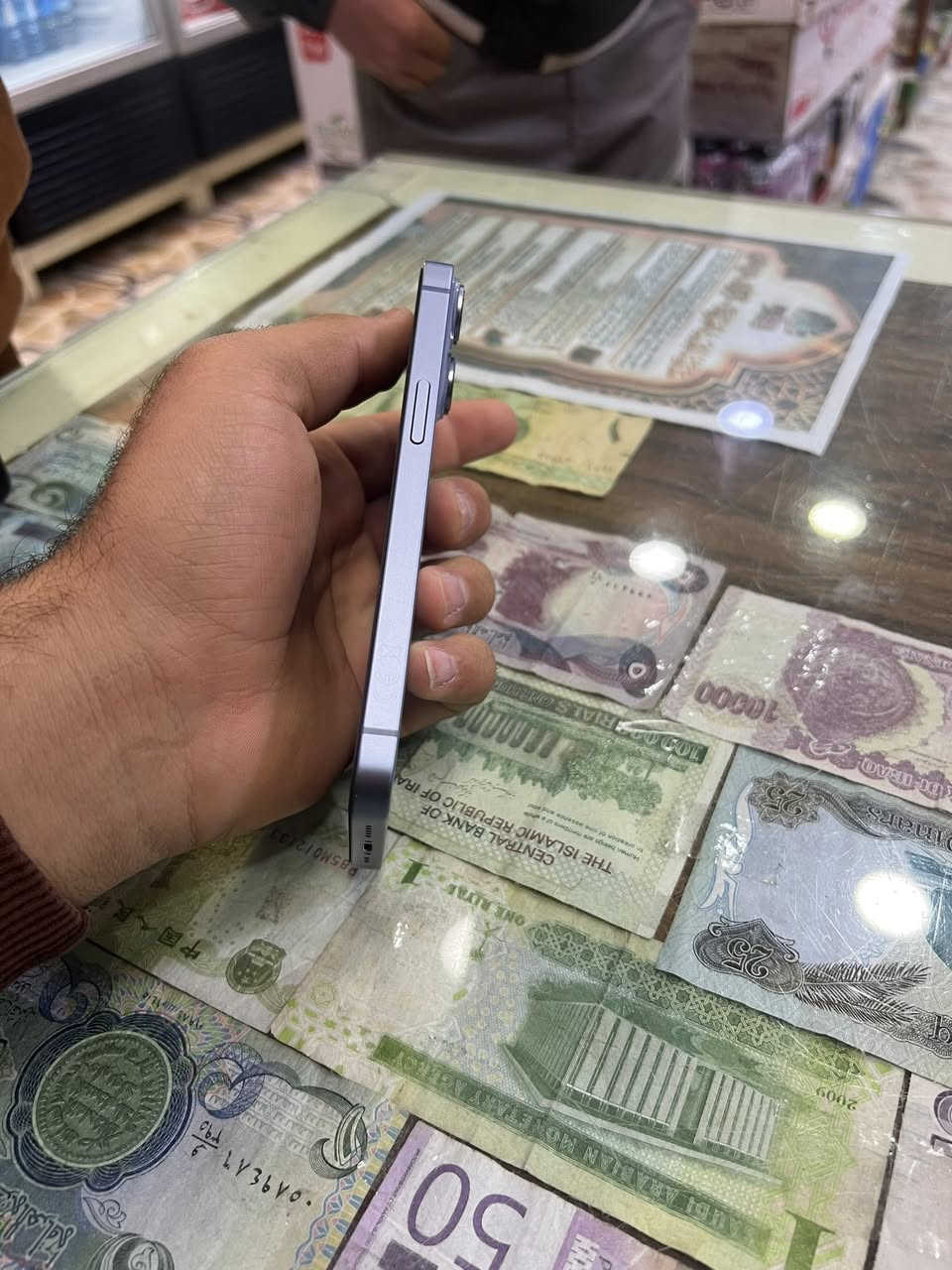 السلام عليكم ايفون 14عادي شراق اوسط كارتونه البلادي وياا بطاريه 85 بلادي 256كيكه جهاز جديد كله بلادي ايي عيب مابي مكاني كركوك حي النصر ‭0774 069 8000‬
