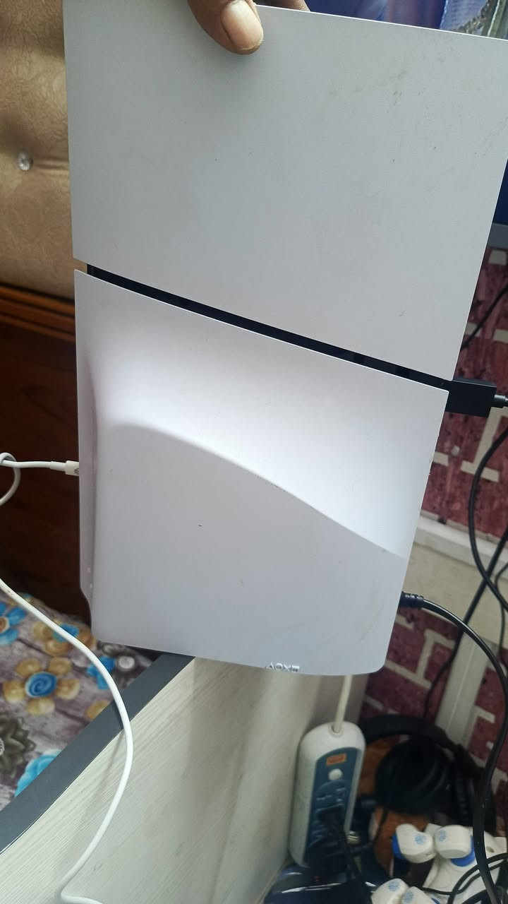 جهاز ps5 استعمال أخو الجديد بس شهر واحد أو حتى أقل اخذته من شركة الساعة إلي بل كرادة الجهاز ما داخل تصليح ما مستعمله هواي سبب البيع ما عندي اضل يوميه اشتريله أقراص يجي ويه الجهاز ملحقاته مثل اليده الاصليه مالته والكيبل مال HD ويجي وياه قرص مال 4 God of war مال ps4 بس يشتغل على ال ps5 و قرص مال سباق كراش وهم مال ps4 يشتغل على ال ps5 وقرص مال فيفا 24 مال ps5 والجهاز ذاكرته 1TB والسعر بي مجال بسيط للشراي للتواصل ***********
