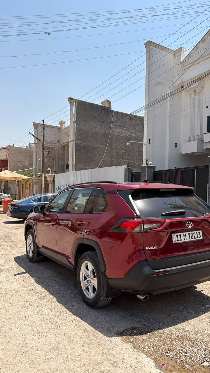 السلام عليكم
Rav 4 2021 xle 
محرك 2500 بانزين 
فول الفول 
رقم بغداد باسمي تحويل ثاني يوم 
مواصفات 
شاشة/ كامرة / فتحة سقف / كشن كهرباء تدفئة / صندوك كهرباء / فور ويل / مودات قيادة / بصمة تشغيل وبصمة ابواب 
السيارة فول مواصفات 
ماشية 40الف 
حادث السيارة دعامية امامية صبغ فقط 
بيها بارد بالبنيد وبارد بالجاملغ 
السيارة بدون قطرة صبغ عدا الدعامية 
ايرباك ستيرن 
سعر السيارة 195$ وبيها مجال بسيط للشراي 
مكاني بغداد البنوك 
اي استفسار اتصل 
***********
