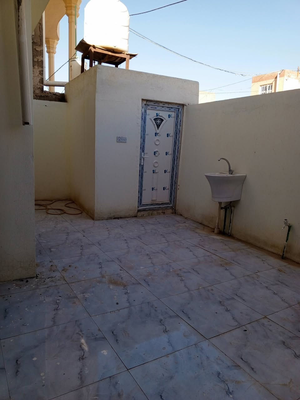 ياالله دار للبيع النجف الاشرف شارع علكم الشبلي ثاني بيت عن الشارع الرئيسي المساحه 137متر يحتوي على غرفتين وصاله ومطبخ واستقبال وحمام داخل وخارج كاشي سيراميك صب كونكريت بناء طابوق نهروان شقل جناي ومرتب مشمول بل تمليك السعر 48مليون مع المجال للاستفسار الاتصال على الرقم التالي ***********
