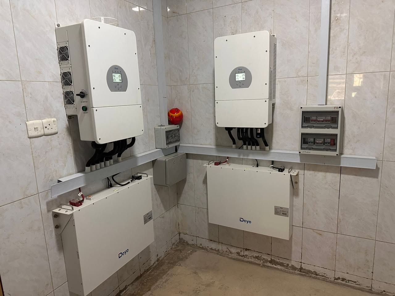بسم الله وعلى بركة الله 

تم تتصيب منظومة طاقة شمسية بقدرة 24 kw 

تتكون من ٣٨ لوح شمسي نوع longi hi-mo x10 

انفيرتر deye 12kw عدد ٢ 

بطارية deye عدد ٢


**إذا كنت صاحب هذا الإعلان وتريد حذفه لأي سبب، رجاءا أرسل رسالة إلى الدعم الفني**
