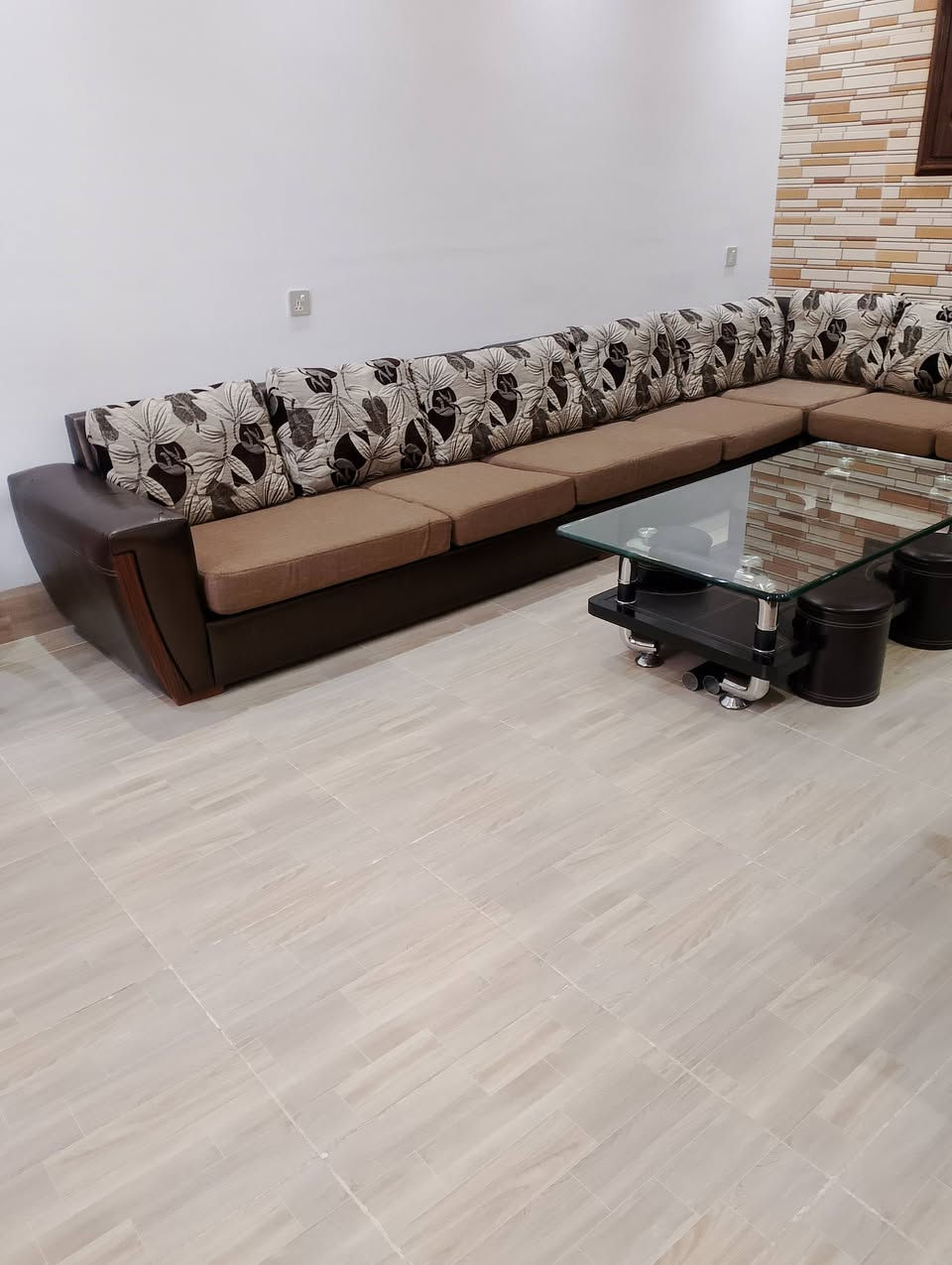 السلام عليكم ديوان تركي مع ميز طعام  6 كراسي مع طبلة وصطية   سعر الديوان 500  سعر ميز الطعام  200  سعر الطبلة 150 / اتصل وات ساب او خاص ***********
