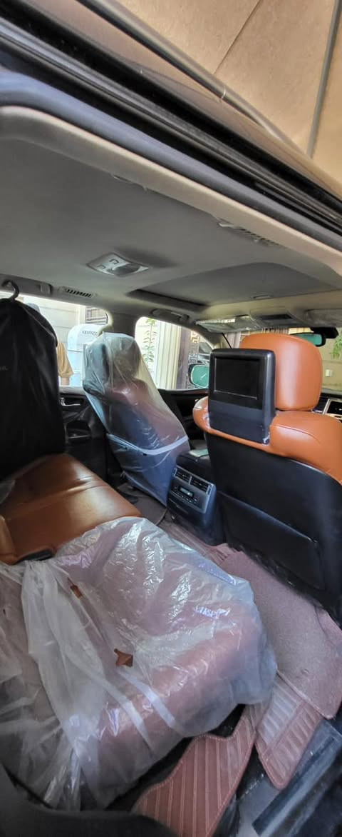 السلام عليكم 
لكزز lx570 موديل ٢٠١٢
رقم بغداد مميز بسمي ✅
مواصفات sport خليجي 
مكينة كير بشرط 
حدادية بشرط شركة 
تخم تاير جديد دلوب 
مواصفات :
تشغيل عن بعد
جام يصعد وينزل بالبصمة
تشغيل بصمه + ٤ بيبان بصمه 
سلايد
ستيرن كهرباء
جكات تصعد وتنزل 
مانع انحدار 
نظام التفاف الي  
جميع الكشنات كهرباء حتى الخلفية  
كشنات امامية تدفئة وتبريد 
لايتات نظام afs تصعد وتنزل مع السياقه 
زراك لايت 
انظمه قيادة sprot normal comfort 
نظام زحف الي 
نظام دفلوك 
نظام نزول للاشخاص الكبيره في السن والمعاقه
رادار امامي مع كروس السرعه توقف ذاتي عند الاقتراب من سياره 
حساسات امايه وخلفيه وجانبيه 
٤ كامرات ٣٦٠ درجه 
صندوق كهرباء 
مرايه قلاب
طفاية حريق بلادية
ثلاجة في مسند الذراع  
وسائد هواية ٨ 
شاشه وسطيه اماميه + شاشات
سياره جديده كلش 
السعر:350وبيه مجال بسيط بيع او مراوس
رقم الهاتف:***********
