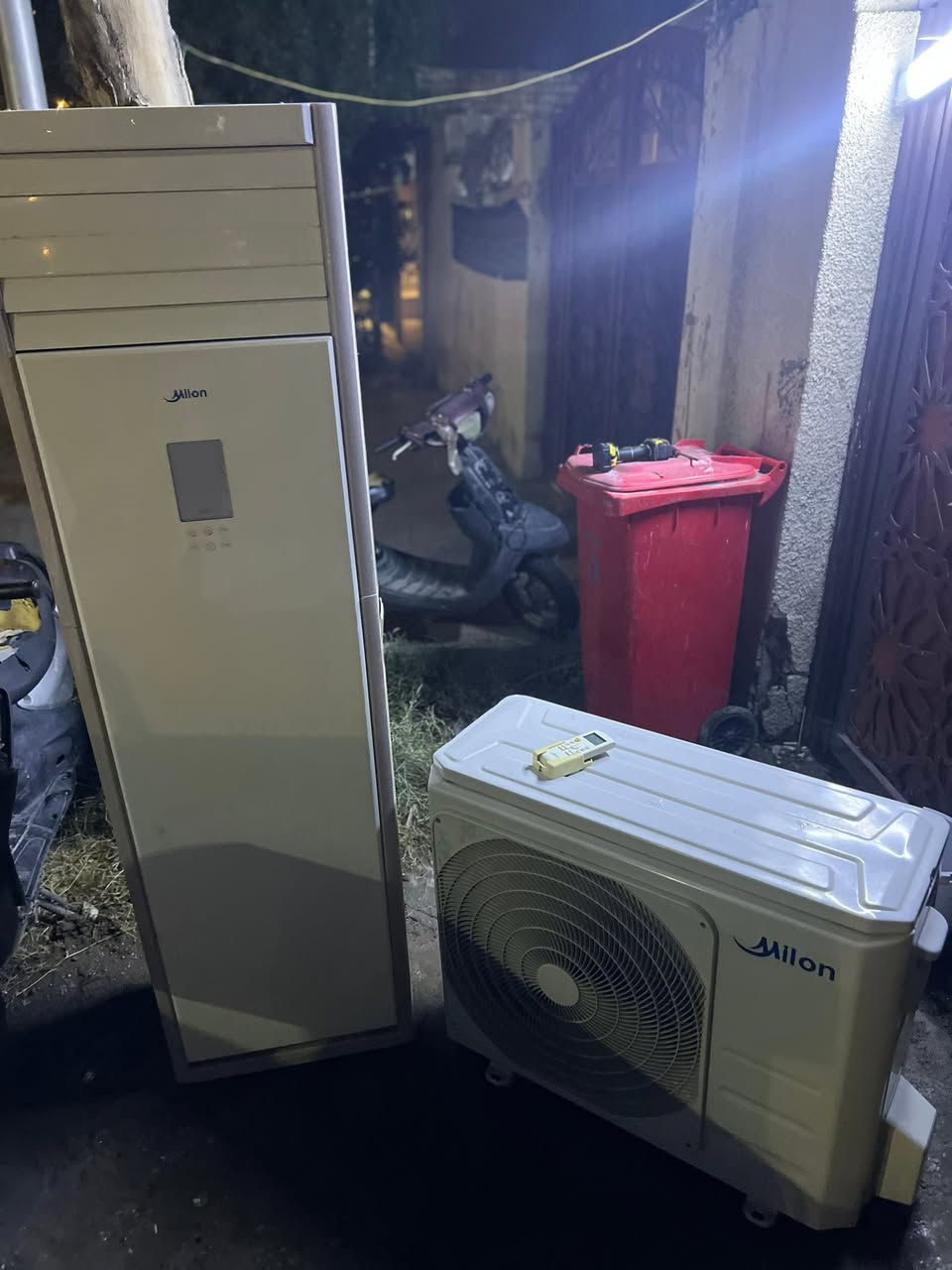السلام وعليكم اخوان للبيع سبلت ميلانو طنين وثلث 
نضافه95/100 تبريده ثلج ❄️☃️🧊+تدفئه 🔥🐦‍🔥❤️‍🔥 كامل مكمل جيب وشد بواري جدد ريمونت وايرات اخوان 
 السبلت كله على وضع الشركه  الجهاز رديتراته صفر  
غازه مقفول مالت الشركه 410 R مغسول وجاهز 
بعد معروف الميلانو بتبريده ودفعه القوي جاهز بس عليك تشده 
السعر٥٢٥ وبي مجال بسيط 
اخوان السبلت مو انفيرتر عادي
شارع فلسطين ***********
