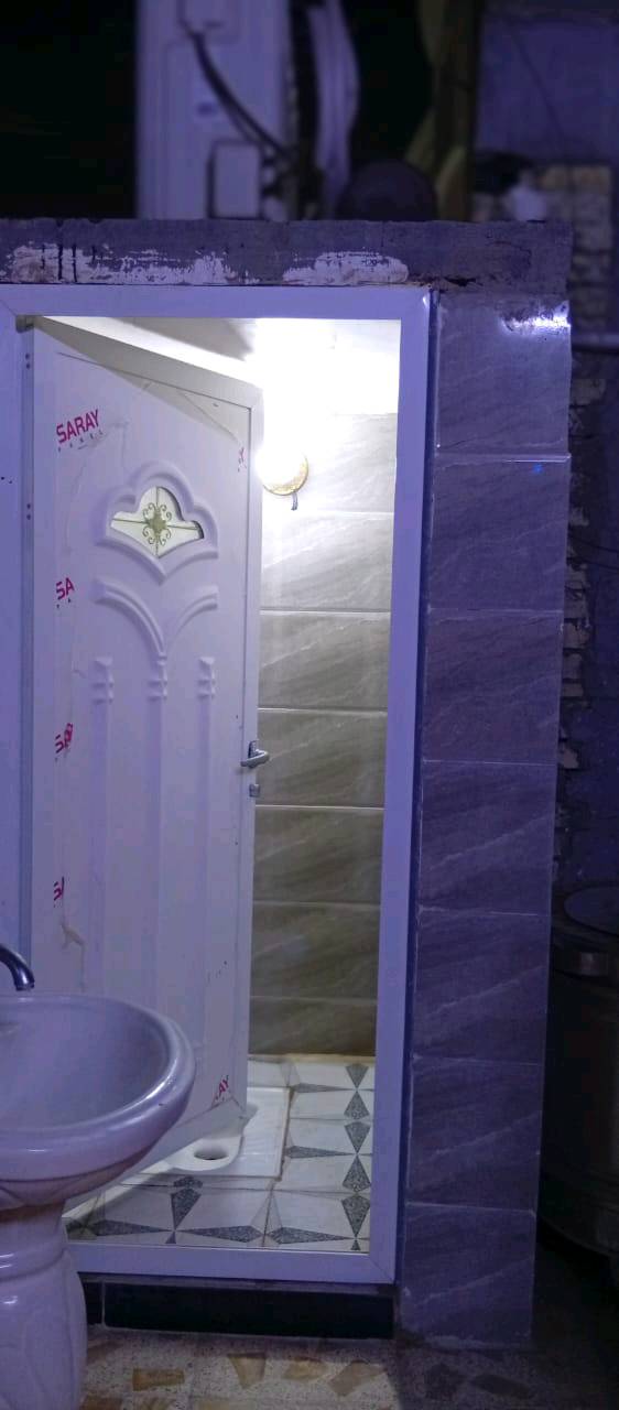 الدار للبيع المساحه 100متر الخدمات كامله ماء مجاري كهرباء تبليط شارع 10بيت كامل ماناقصه اي شيء بيت جديد بناء حديث البيت يحتوي على استقبال+صاله +ممر+غرفه +حمام داخلي+وحمام خارجي +مطبخ حار+العنوان منطقه سبع قصور مقابيل زنود الست الحمداني رقم الهاتف متواجد ع الواتساب تجي تشوفه احلا من الصور 