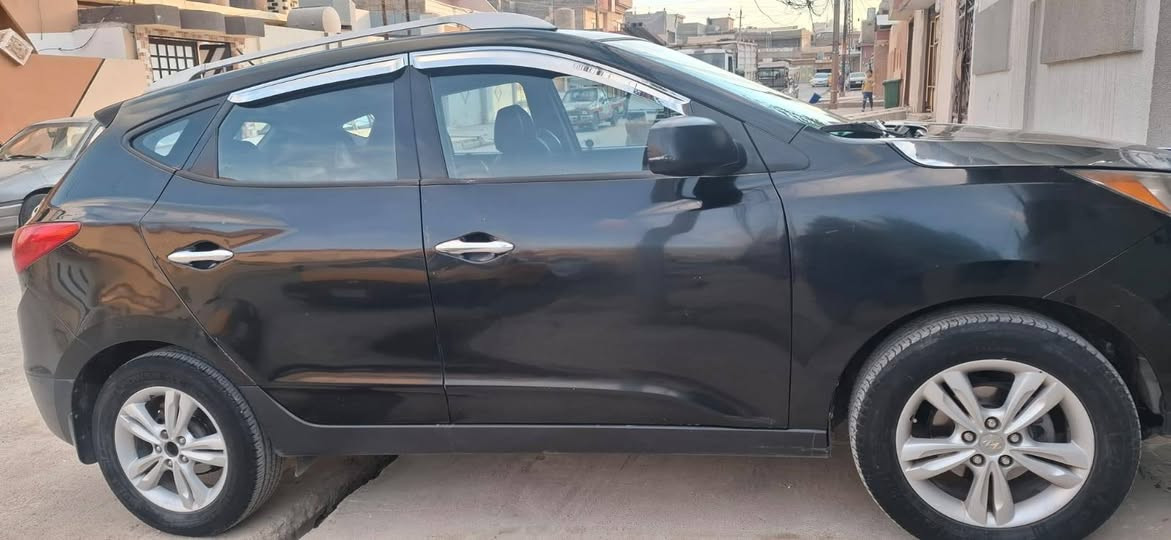 توكسن امريكي موديل ٢٠١٠ سوداء اللون  
فقط بوند مبدل شرط بدون دواخل رقم نينوى تحكمات استيرن 
سيارة جاهزة ..
شراي اتصل على الارقام 
***********
***********
