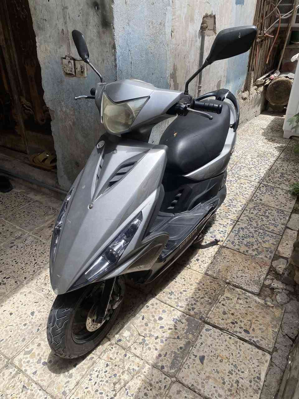 سلام عليكم 
ماكس مضلع نوزل خطين موديل 2009 دراجه جديده مال حاويه نضيفه كلش 
مكفوله كفاله عامه 
مكينه ما مفتوحه شرط بلاد خرسه 
كفرات ختم واحد وي المكينه 
عداد إلكتروني دراجه ماشيه 7 الالاف 
كلشي شغال كهربائيات اشاير لايتات 
دراجه نگره سلف شلعه ومعدل حلو 
ما بيها اي نقص 
شرط برغي ما مفتوح بيها تجي وتشوف بعينك دراجه بحاله الوكاله 
للبيع فقط سعر 900 وبيها مجال للشراي 
مكاني البصره تقاطع الگزيزه 
رقم ***********
