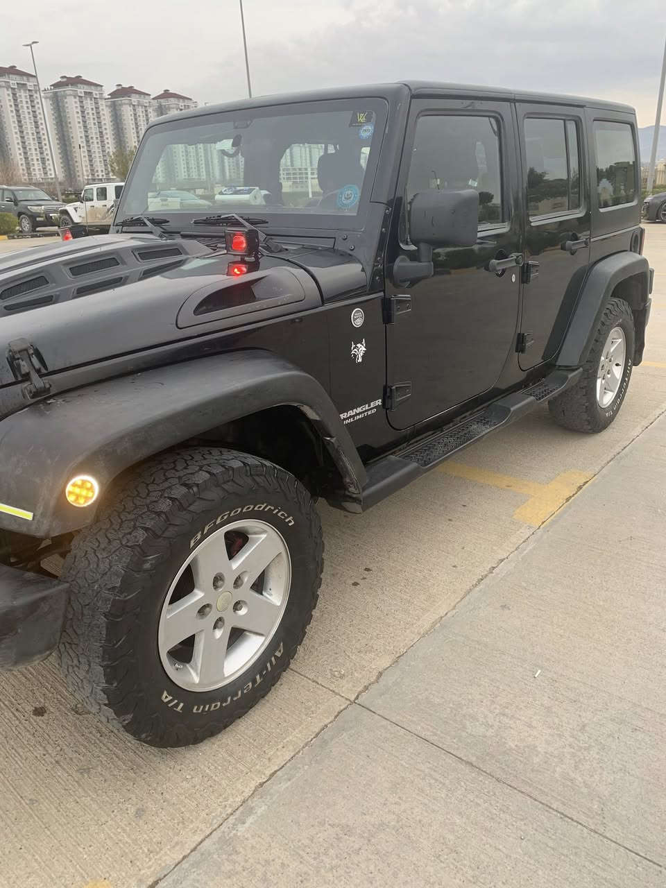 سلام عليكم جيب رانكلر موديل ٢٠١١ كلين داخل العراق صار بيه صبغ باب السكن السيارة جاهزة من كلشي المكان سليمانية الاتصال رقم ***********
