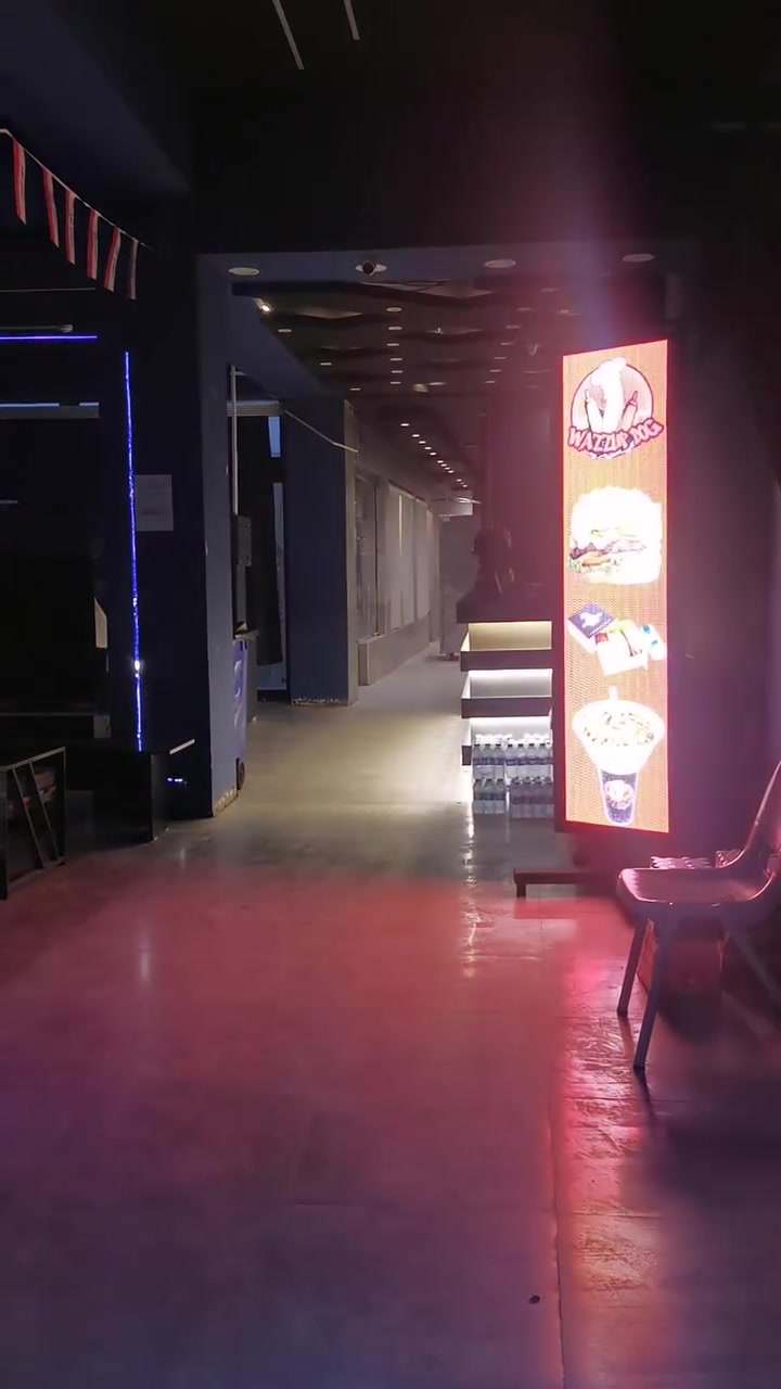 📺 للبيع: شاشة LED P5 خارجية بعدها جديدة وبحالة ممتازة
(ضد الحرارة والامطار).

-القياس: 2 متر × 55 سم.
-النظافة: نظيفة جداً وبحالة ممتازة.
-الضمان: ورقة الضمان مالتها وياها.
-ستاند خاص هدية🎁 

منو يگدر يستفاد من هاي الشاشة؟
✅ 1. أصحاب المحلات والمشاريع:
مثالية جداً حتى تعرض عليها فيديوهاتك، عروضك، وأسعارك بوضوح عالي گدام واجهة (المطعم، الكافيه، الصيدلية، أو الشركة) وتجذب الزبائن.

✅ 2. الشباب اللي يريدون يبدون عمل خاص:
الشاشة فرصة ممتازة لأي شخص يريد يبدأ مشروعه الإعلاني الخاص بيه؛ تگدر تشتريها وتنصبها بمكان استراتيجي وتأجر مساحات إعلانية عليها للمحلات وتطلع منها دخل شهري ممتاز.

💰 السعر المطلوب: 1,350,000 دينار عراقي.

للاستفسار واتساب: ***********
