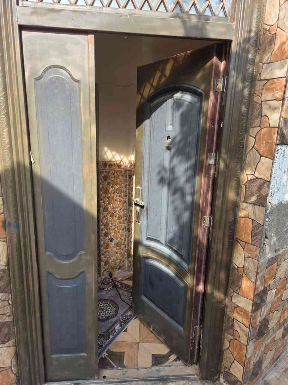 اعادة النشر
بيت مالية للبيع 
مساحة ميتين متر 
يحتوي على غرف نوم اثنين واستقبال ومطبخ ومناور اثنين ومخزن كراج چبير وحديقة 
طابق واحد 
العنوان حي الأسرى والمفقودين قرب جامع الشهداء ومدرسة الكواكب والغافر 
قرب سايدين بين دوميز وحي الأسرى والمفقودين 

السعر المطلوب 64 وبي مجال

للأتصال على الرقم

***********
