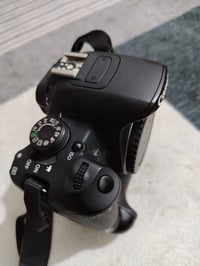 كانون 700 • عدسة 18-55 • ٣ بطاريات