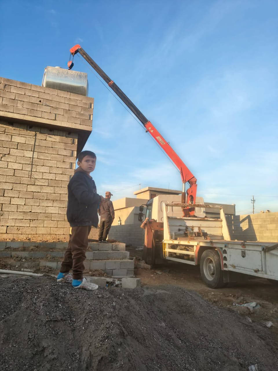 السلام عليكم 
يوجد كرين فالفو 
حموله 18 طن 
متواجدين طيل ايام الاسبوع 
وحي الگرايب 
انواع السيارات الدراسات المحركات كرفانات 
اخراج قطاسات 
شغل گهرباء تسليك
تنصيب عواميد 
متواجد بس رمش واحنه نتصل 
علي الداوود  ***********
حسين الداوود ***********
