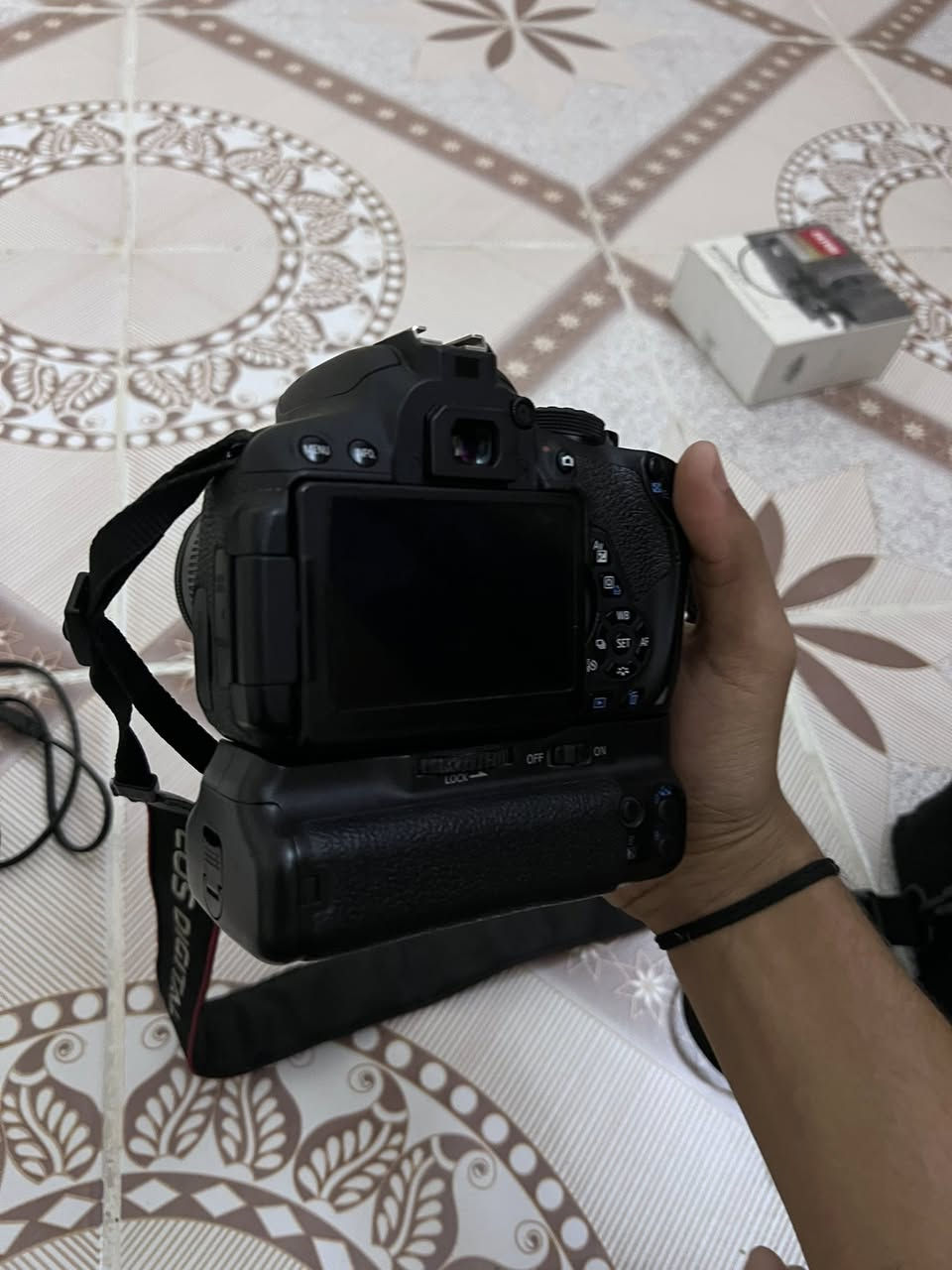 للبيع كانون 700D
كاميرا بحالة جديده مع جميع الملحقات 

عدسه 

جنطه 

شاحنه

بطاريه 

كرب

رام

كيبل لنقل الصور 

سعرها 325 

تواصل خاص او واتس واتصال ***********

يوجد توصيل جميع محافظات العراق

